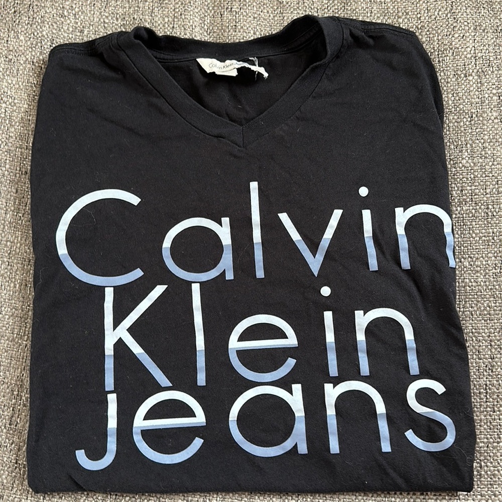 Calvin Klein Jeans Black V-Neck Graphic T-Shirt Big Logo Size Medium 🖤